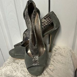 NWT RW&Co. Moss coloured suede platform sandals SZ 7 1/2